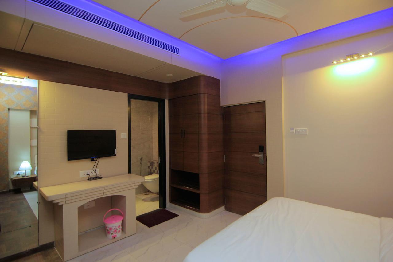 Hotel Sai Dharam Palace Shirdi Bagian luar foto