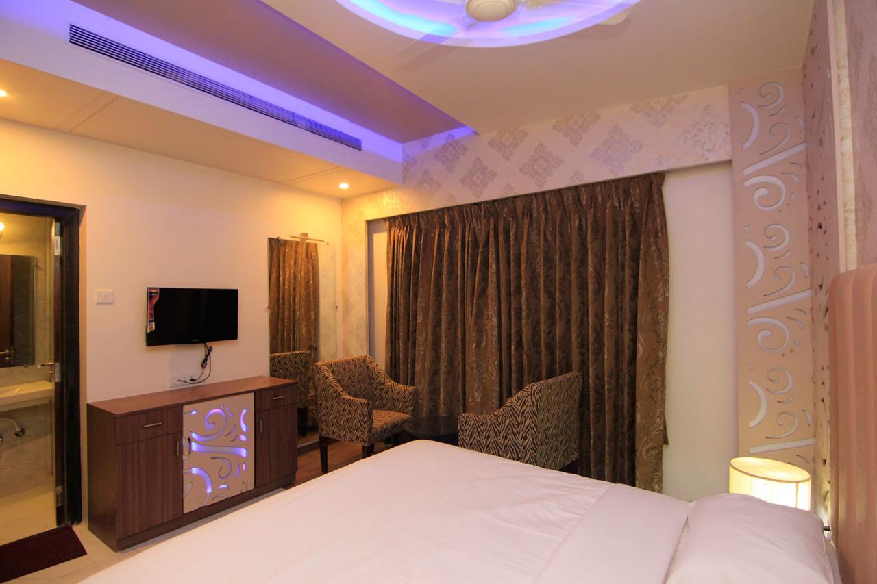 Hotel Sai Dharam Palace Shirdi Bagian luar foto